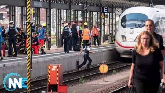ألمانيا.. رجل يدفع امرأة وابنها أمام قطار ما أودى بحياة الطفل