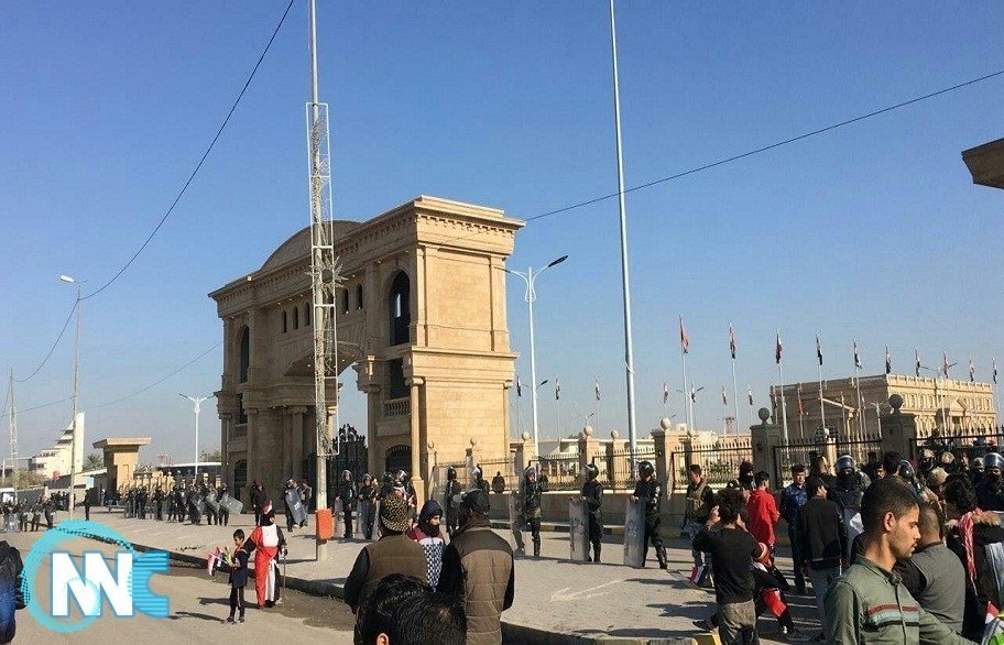 القوات الامنية تبدأ بقطع الطرق المؤدية الى مبنى محافظة البصرة