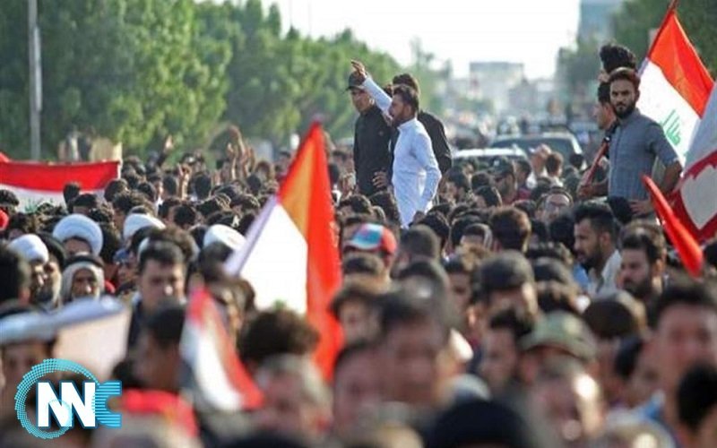 المئات من انصار تيار الحكمة يتظاهرون امام مبنى محافظة البصرة