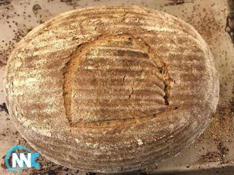 يخبز رغيفا باستخدام خميرة “فرعونية” عمرها 4500 عام