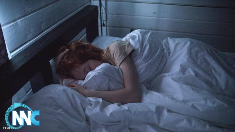 دراسة تكشف سر النوم والاستيقاظ المبكر