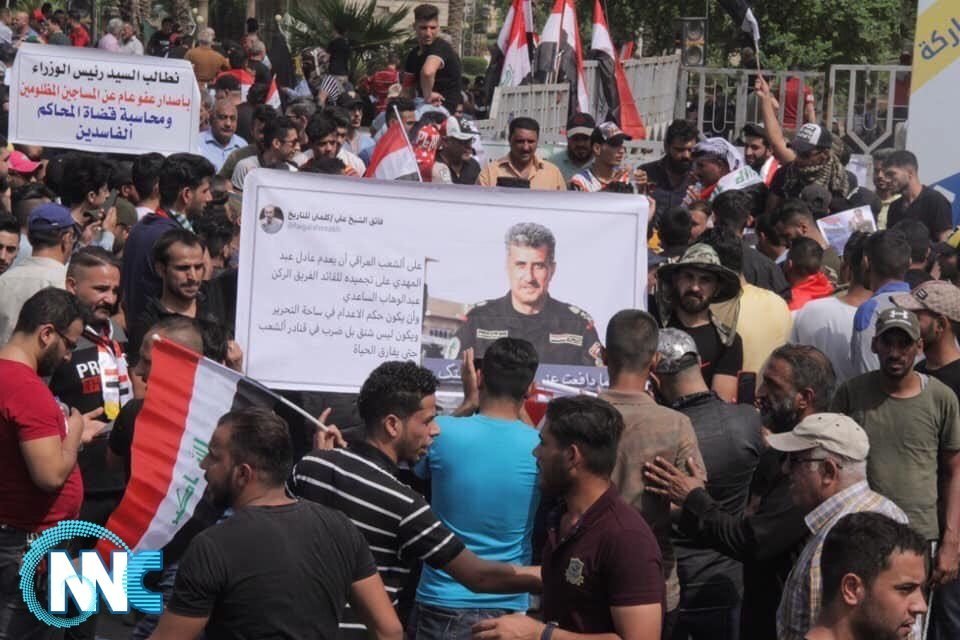 بالصور..المتظاهرون يرفعون صور عبد الوهاب الساعدي