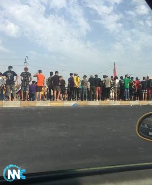 المئات من المتظاهرين يسيطرون على شارع مطار بغداد الدولي  واجراءات امنية مشددة وانتشار امنية عند مدخل المطار