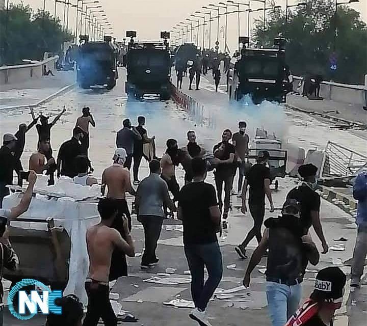 بالفيديو ..المتظاهرون يحاولون اقتحام الحاجز الامني الاول