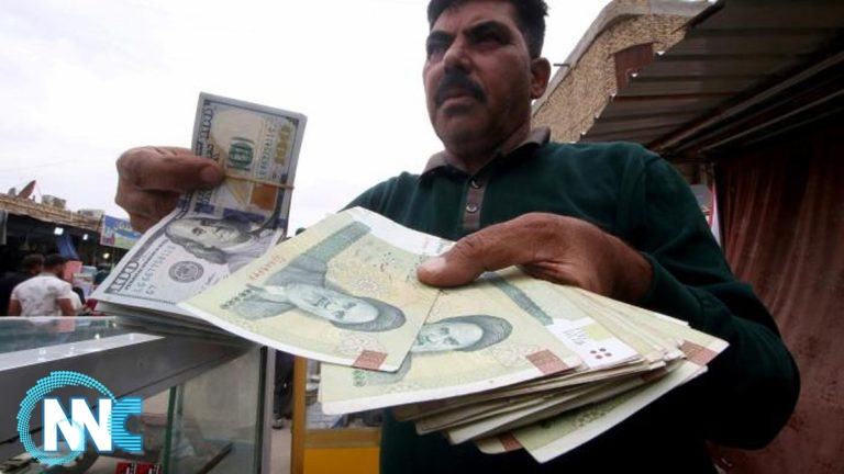العملة الإيرانية تسجل انهيارًا جديدًا مع تقديم الموازنة للبرلمان
