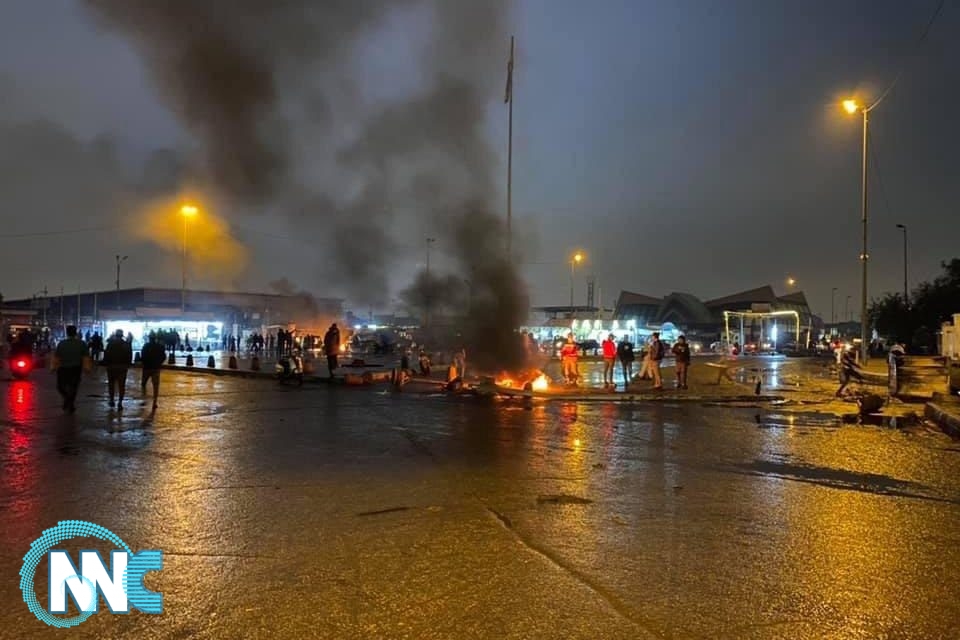 بالصور: حرق اطارات وغلق الطرق قرب مرآب النهضة وسط العاصمة بغداد