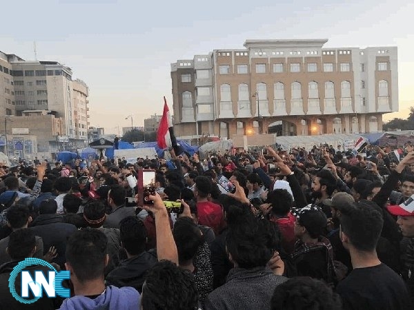 بالصور .. القوات الأمنية تدخل مع المتظاهرين إلى ساحة الصدرين بالنجف الاشرف