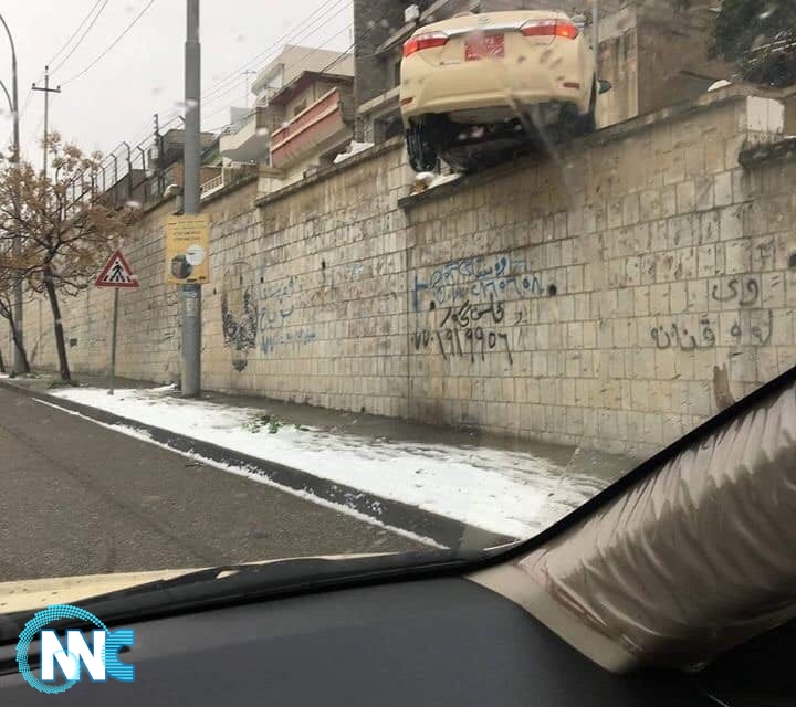 بالصورة: حادث مروري غريب بالسليمانية.. سيارة تحلق في الهواء وتستقر فوق أحد الجدران