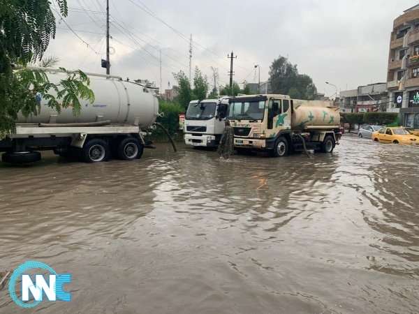 بالصور .. الجهد الهندسي لعمليات بغداد يساهم بحملة سحب مياه الأمطار من شوارع العاصمة