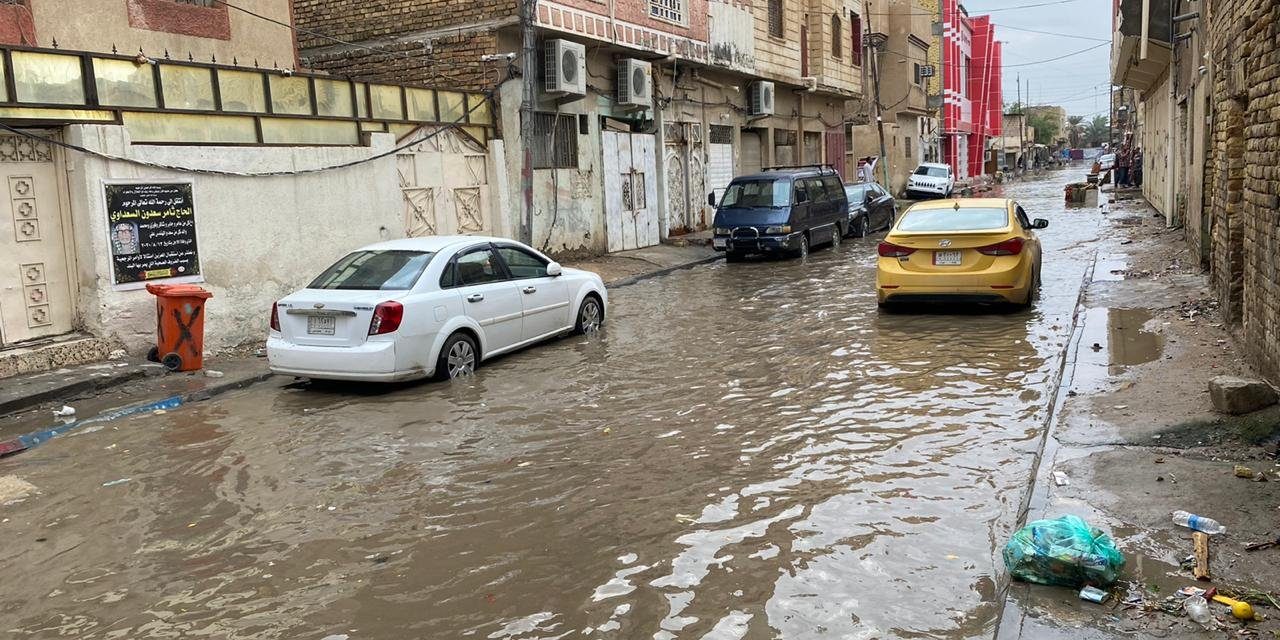 غرق شوارع الناصرية وتحولها الى بحيرات وانقطاع التيار الكهربائي