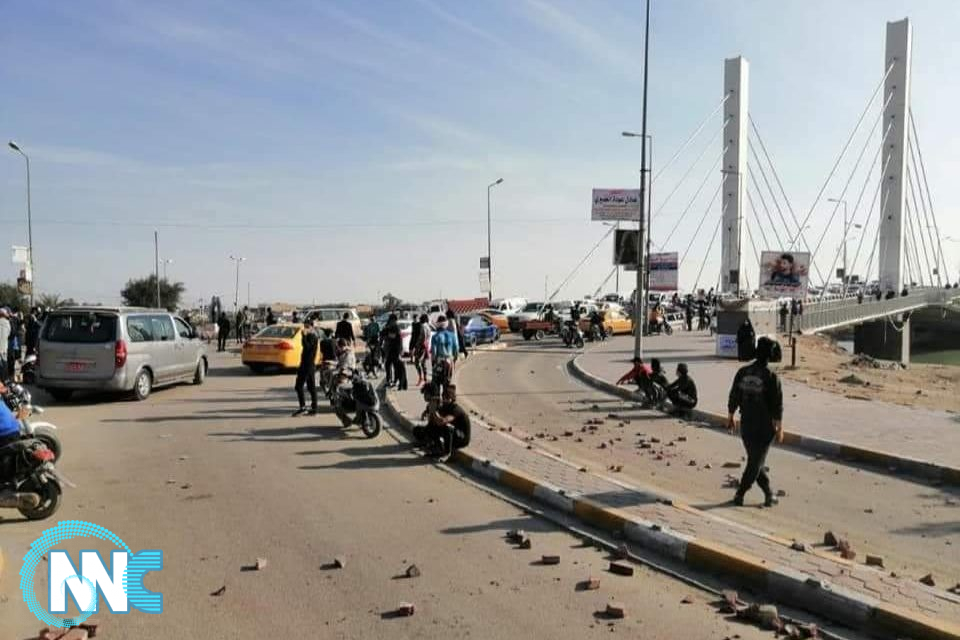 متظاهرون يقطعون مقتربات جسر النصر وسط مدينة الناصرية