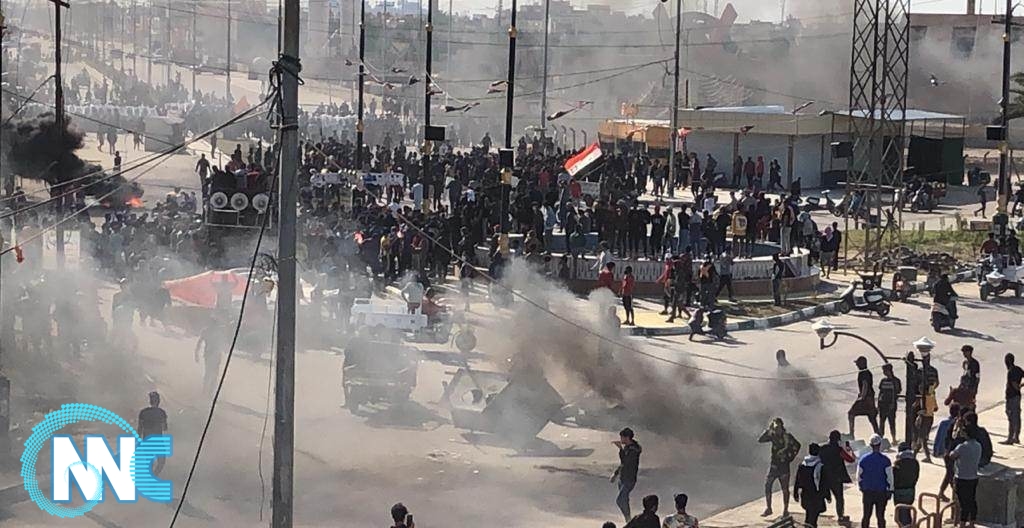 المحتجون يقطعون جسر النصر وسط الناصرية ويعيدون تمركزهم أمام ديوان المحافظة