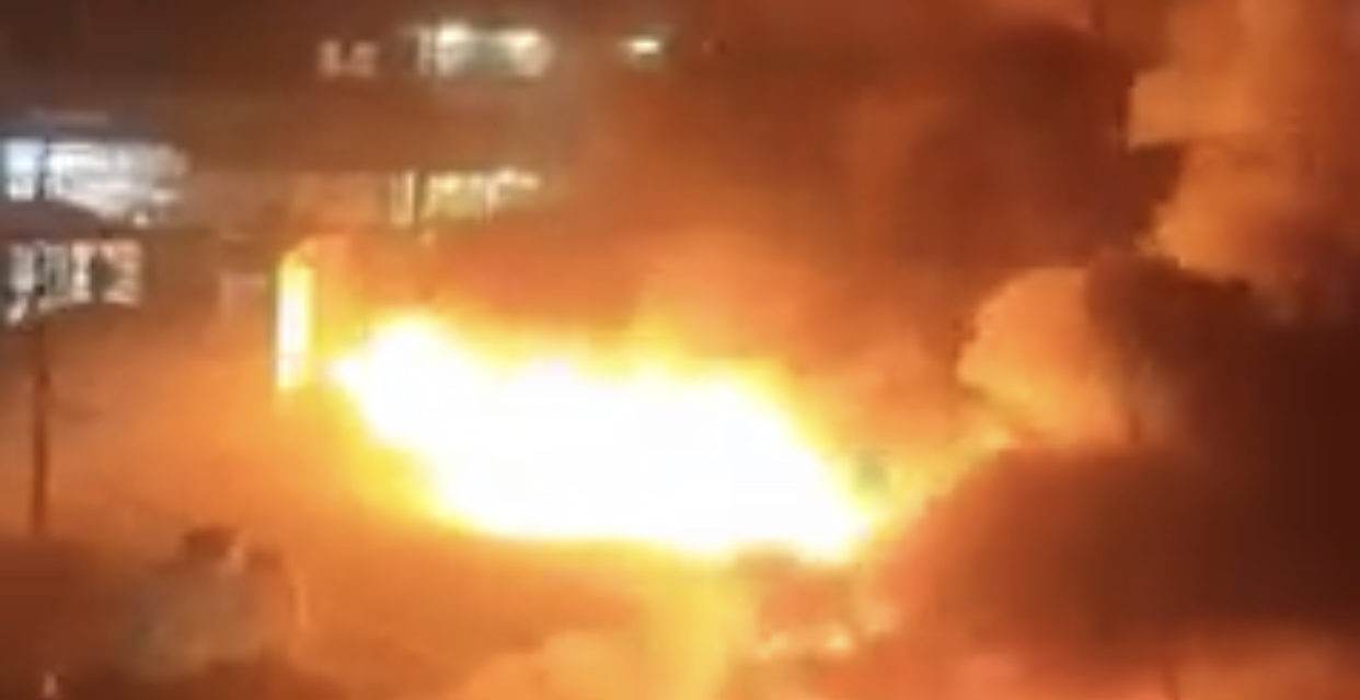 بالفيديو.. حريق كبير في سوق عريبة في مدينة الصدر ببغداد