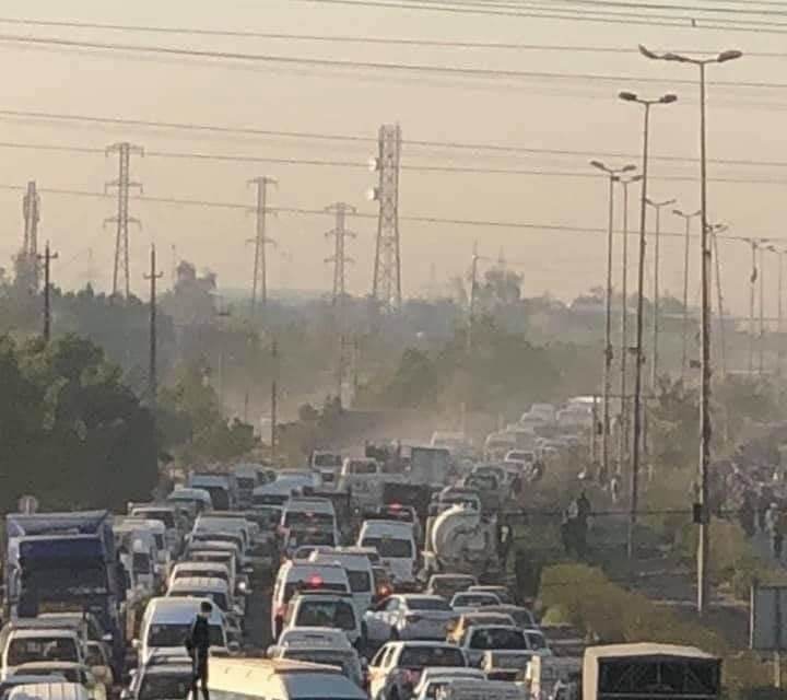زحامات الظهيرة الخانقة: سيارات مكدسة في بغداد (صور)