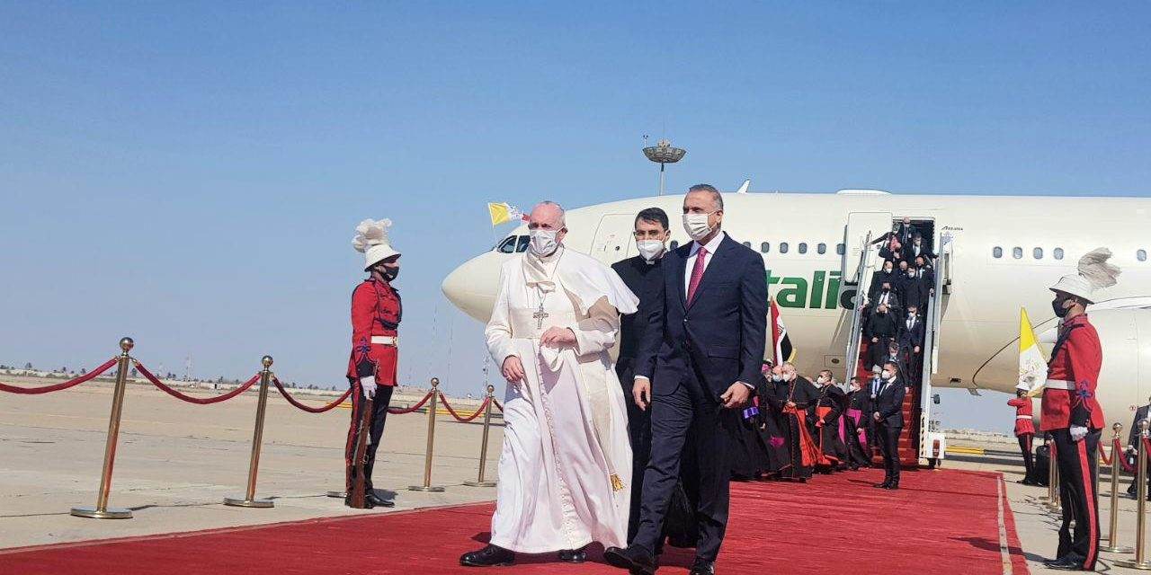 الكاظمي يستقبل البابا فرانسيس في مطار بغداد الدولي