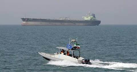 أمريكا تطلق الرصاص من البحر تحذيراً لقوارب إيرانية في مضيق هرمز