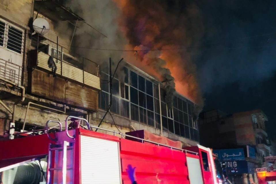 إخماد حريق اندلع داخل بناية تجارية وسط بغداد