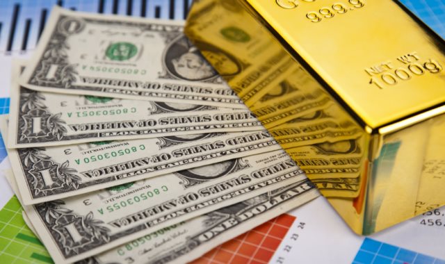 تراجع أسعار الدولار وارتفاع الذهب
