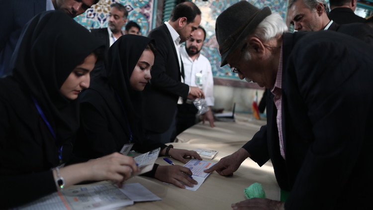 إيران.. إنطلاق التصويت بالإنتخابات الرئاسية وخامنئي أول المصوتين