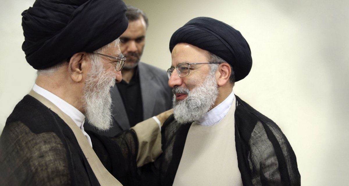 تقرير: نتائج الانتخابات الإيرانية “ترسم” ملامح خليفة خامنئي