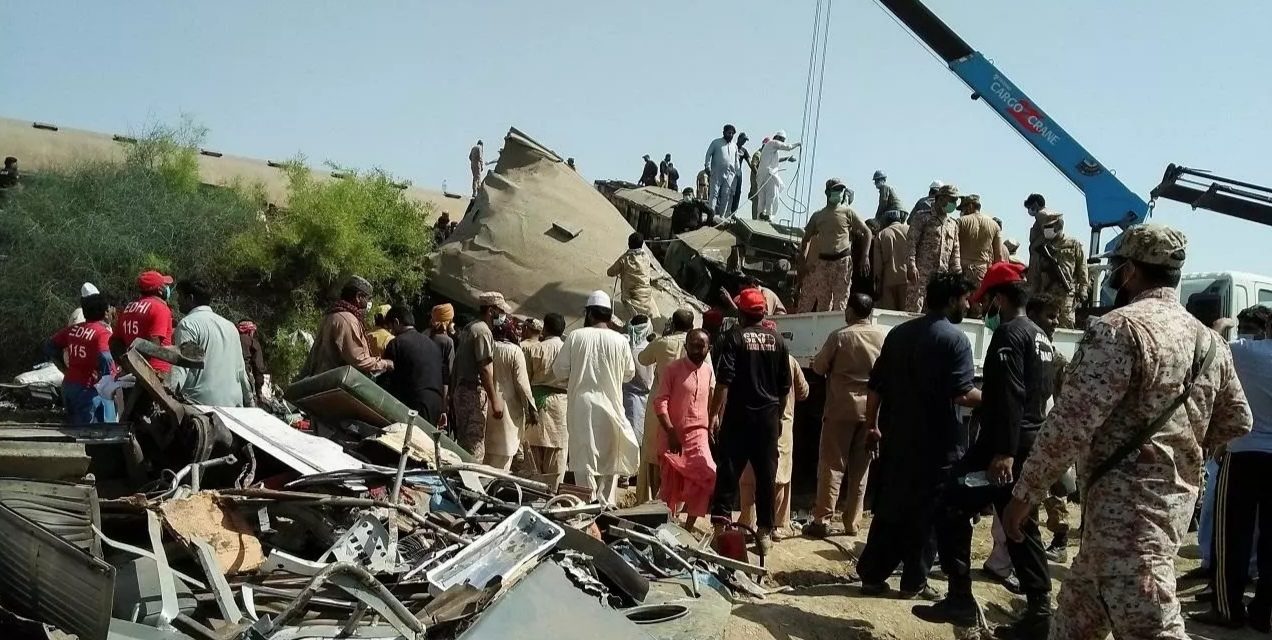أكثر من 30 قتيلا باصطدام قطارين جنوبي باكستان