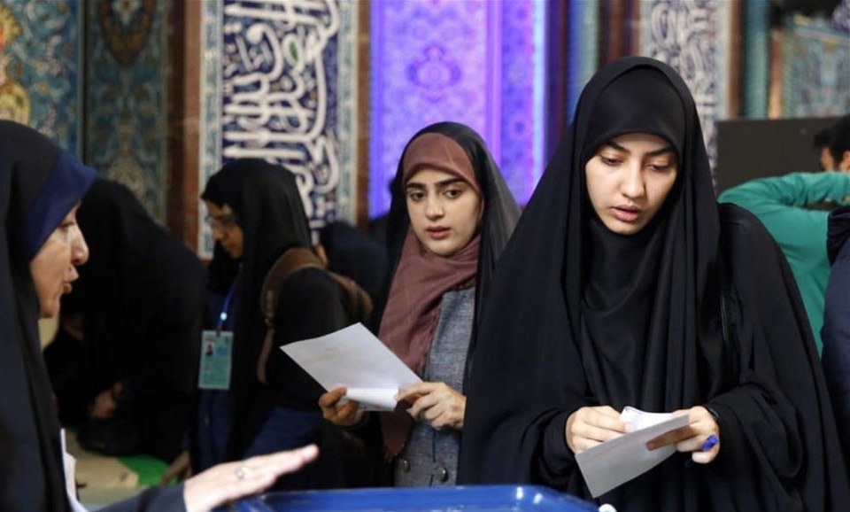 الإيرانيون يدلون بأصواتهم في الانتخابات الرئاسية الإيرانية بالعراق
