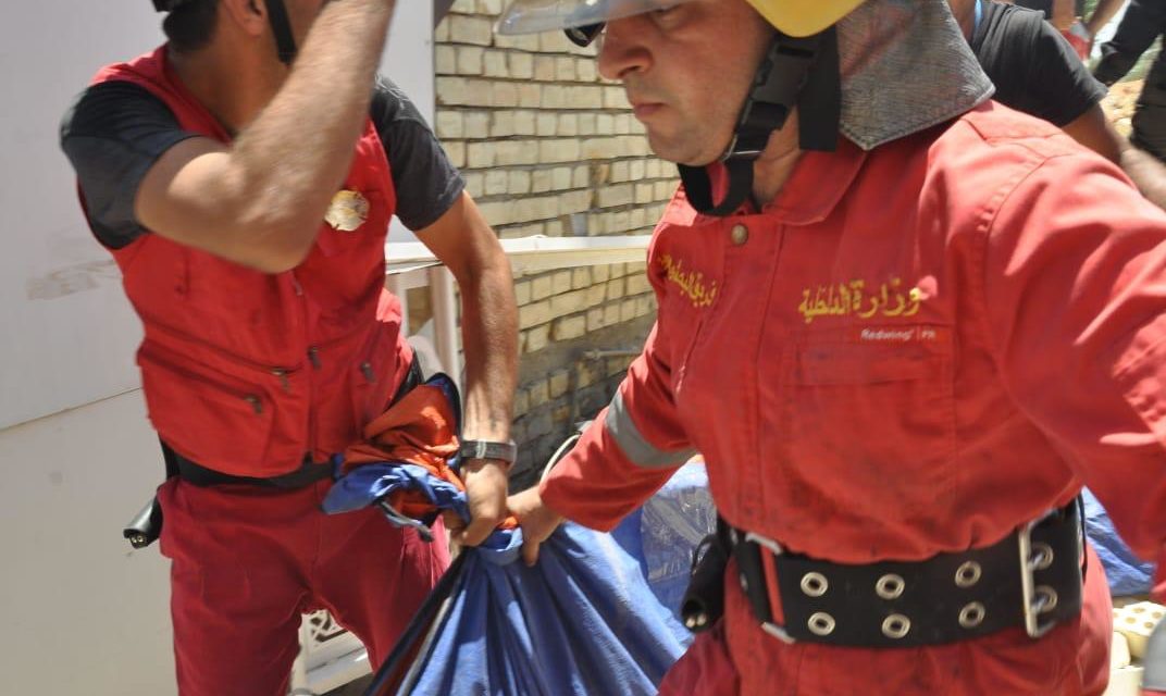 بالصور.. انتشال جثث عمال بعد انهيار سقف منزل وسط بغداد