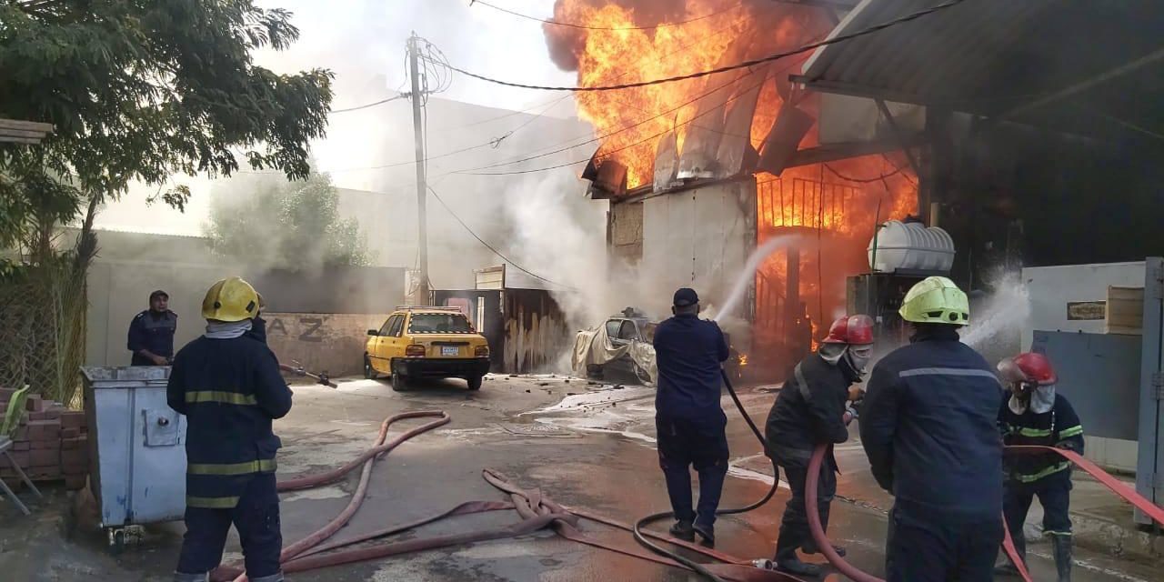 بالصور.. إخماد حريق كبير داخل مخزن مطبعة وسط بغداد