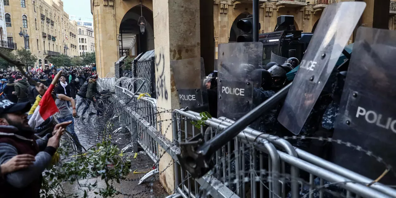 مواجهات بين محتجين والشرطة عند مداخل مجلس النواب بوسط بيروت