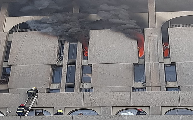 إخماد حريق أندلع داخل شركة للسياحة والسفر في منطقة المنصور ببغداد