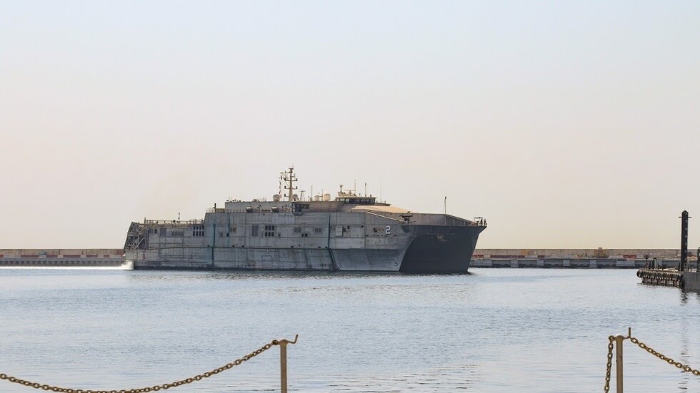 سفينة الأسطول الخامس الأمريكي ترسو بمرفأ بيروت