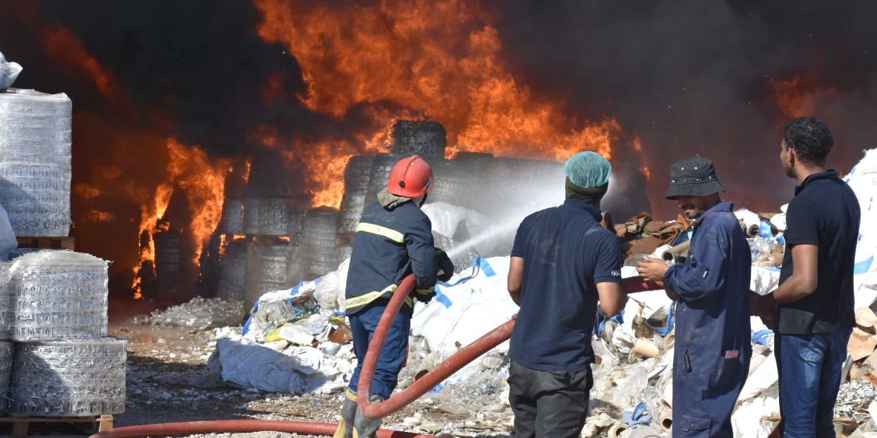 الدفاع المدني يخمد حريقًا غربي بغداد بـ20 فرقة إطفاء (صور)