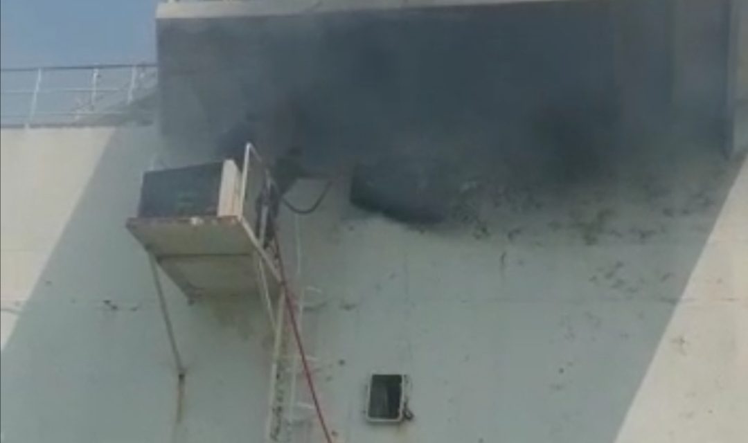 بالفيديو.. اكبر سفن الموانئ تتعرض الآن لحريق خطير في ميناء ام قصر