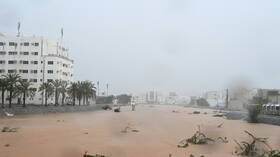 عين إعصار “شاهين” تضرب اليابسة في سلطنة عمان