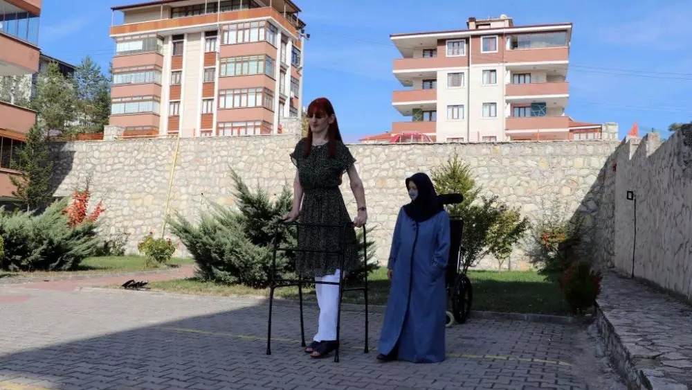 من تركيا.. اطول امرأة في العالم تدخل موسوعة غينيس للمرة الثانية “صور وفيديو”